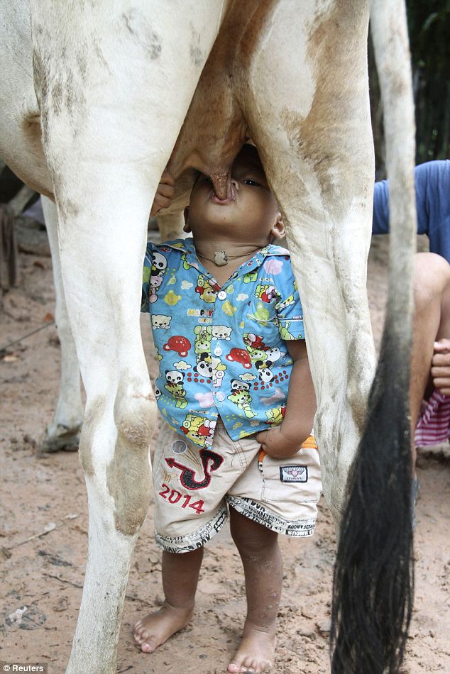 روش جدید خوردن شیر توسط کودکان!!!